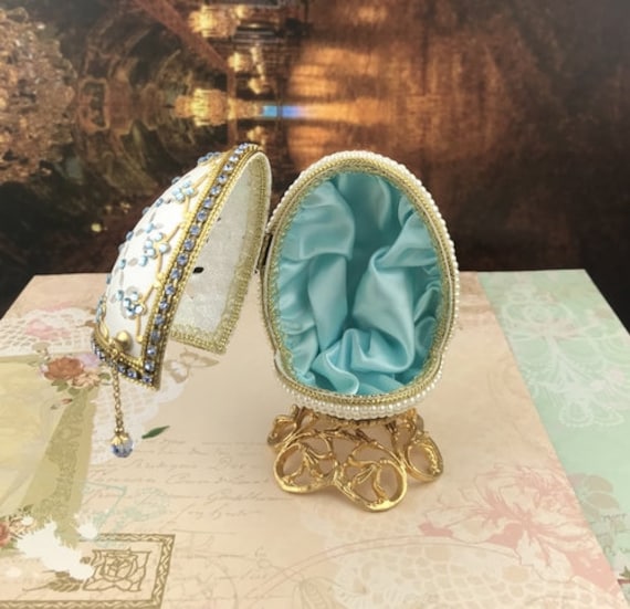 装飾された手彫りのガチョウの卵の優雅なジュエリーボックス