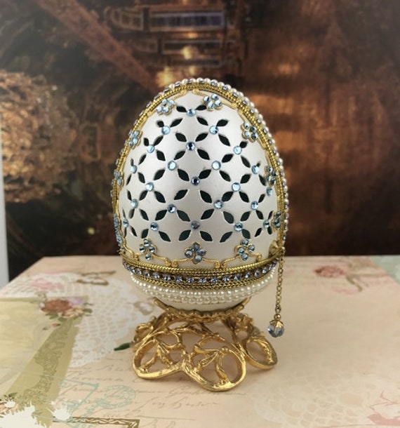 装飾された手彫りのガチョウの卵の優雅なジュエリーボックス