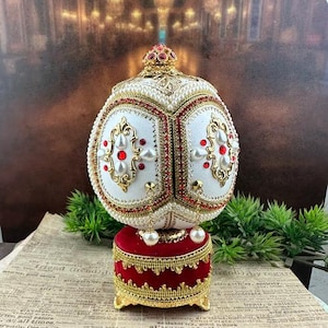 1 joyero elegante con forma de cáscara de huevo decorada y recuerdos musicales