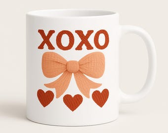 Taza de San Valentín XOXO PNG con diseño de lazo y corazón de hilo con gancho de pestillo