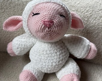 Cordero de peluche de ganchillo