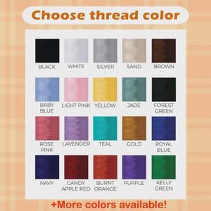 K&ouml;nnte beinhalten: Eine Farbkarte mit Garnfarboptionen. Der Text "Choose thread color" steht oben. Zu den Farben geh&ouml;ren Schwarz, Wei&szlig;, Silber, Sand, Braun, Babyblau, Hellrosa, Gelb, Jade, Waldgr&uuml;n, Rosenrosa, Lavendel, T&uuml;rkis, Gold, K&ouml;nigsblau, Marine, Candy Apple Red, Burnt Orange, Lila und Kelly Green.