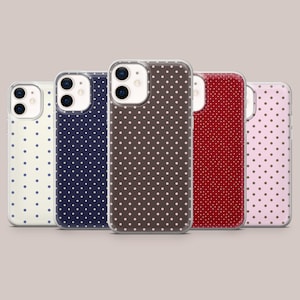 Può includere: Cinque custodie per telefono con bordi trasparenti e motivi a pois. Le custodie sono in vari colori: bianco sporco con pois blu, blu navy con pois bianchi, marrone con pois rosa, rosso con pois bianchi e rosa con pois marroni.
