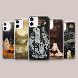 Può includere: Una collezione di custodie per telefoni con illustrazioni di fantasmi. I design includono fantasmi vicino a un falò, un gatto bianco in un paesaggio, fantasmi in un barattolo, un fantasma che legge e un fantasma sotto un cielo stellato. Ogni custodia ha un design unico.