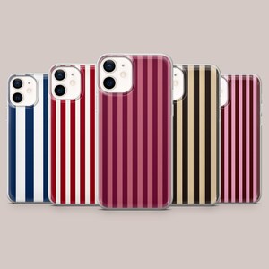 Puede incluir: Una colección de cinco fundas para teléfonos con patrones de rayas verticales. Las fundas presentan rayas en varios colores, incluyendo azul y blanco, rojo y blanco, burdeos, negro y beige, y rosa y burdeos.