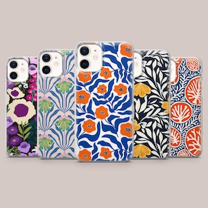 Op de afbeelding: Vijf telefoonhoesjes met diverse bloemmotieven. Ontwerpen omvatten oranje bloemen op blauw, gele bloemen op zwart en andere kleurrijke botanische motieven. De hoesjes hebben een transparante rand.