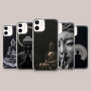 Puede incluir: Cinco fundas para teléfono con imágenes de Buda. Los diseños varían, incluyendo estatuas en escala de grises, figuras doradas y patrones detallados. Los fondos son oscuros, algunos con un halo brillante. Se presentan diversos estilos artísticos.