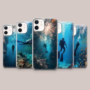 Peut inclure: Coques de téléphone transparentes avec des scènes sous-marines de plongeurs, de récifs coralliens et de poissons. Les coques ont une bordure transparente. Les images sont vibrantes avec des nuances de bleu, d'orange et de vert.