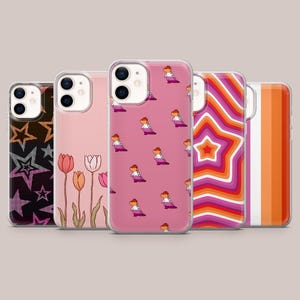 Puede incluir: Una colección de fundas para teléfonos con varios diseños. Una funda presenta un patrón de estrellas, otra tiene tulipanes y una tercera muestra un patrón de dinosaurios repetido. Fundas adicionales muestran una estrella y rayas verticales.