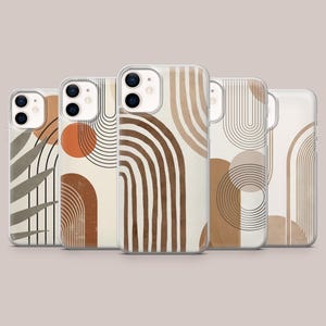 Könnte beinhalten: Fünf transparente Handyhüllen mit abstrakten geometrischen Designs in Braun-, Beige- und Orangetönen. Die Designs umfassen Bögen, Kreise und blattartige Formen. Die Hüllen sind in einer Reihe angeordnet.