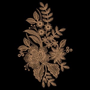 Op de afbeelding: Een gedetailleerd borduurontwerp met een bloemstuk in lichtbruine draad tegen een effen zwarte achtergrond. Het patroon bevat diverse bladeren, kleine stervormige bloesems en een grote centrale bloem met ingewikkeld stikwerk.