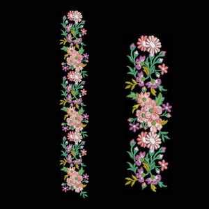 Può includere: Due disegni di ricamo verticali con motivi floreali di fiori rosa e viola chiaro, foglie verdi e steli. I disegni sono disposti in una sequenza ripetitiva di fiori e fogliame, mostrando cuciture complesse su uno sfondo nero.