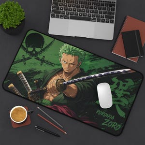 Può includere: Un tappetino per mouse rettangolare nero con un personaggio anime dai capelli verdi che tiene una spada. Il tappetino per mouse ha uno sfondo verde con un design a teschio e ossa incrociate e il testo "RORONOA ZORO".