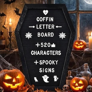 Puede incluir: Un tablero de letras de fieltro negro con forma de ataúd que incluye letras y símbolos de plástico blanco. El tablero muestra el texto: COFFIN LETTER BOARD, +520 CHARACTERS y +SPOOKY SIGNS, junto con iconos de un corazón, flechas, telarañas, un búho, un fantasma y un gato.