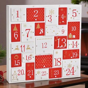 Könnte beinhalten: Ein weißer Adventskalender aus Holz mit 24 nummerierten Schubladen. Die Schubladen sind rot und weiß und mit festlichen Symbolen wie Schneeflocken, Sternen und Weihnachtsbäumen verziert. Die Zahlen sind in fetter roter Schrift.