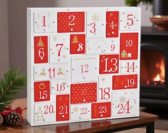 Puede incluir: Un calendario de adviento navideño de madera blanca con 24 cajones numerados. Los cajones son rojos y blancos, decorados con símbolos festivos como copos de nieve, estrellas y árboles de Navidad. Los números son en negrita roja.