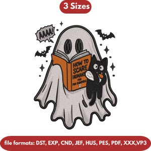 Peut inclure: Un motif de broderie représentant un fantôme gris clair tenant un livre orange intitulé HOW TO SCARE HUMANS FOR DUMMIES, accompagné d'un chat noir avec un os blanc, deux chauves-souris et des étoiles. Le texte 3 Sizes et les formats sont inclus.