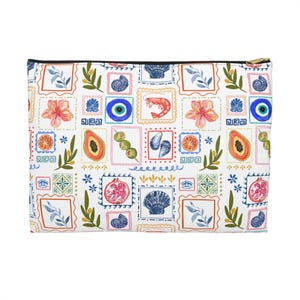 Peut inclure: Pochette zippée blanche avec un motif coloré de timbres illustrant divers dessins. Les timbres comprennent une crevette, un coquillage, une papaye, des olives et une fleur. La pochette a une fermeture éclair et une bordure noires.