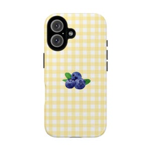 Op de afbeelding: Een rechthoekig smartphonehoesje met een lichtgeel en wit vichy-ruitpatroon. In het midden staat een kleine, gedetailleerde illustratie van drie donkerblauwe bosbessen met twee kleine groene blaadjes erachter.