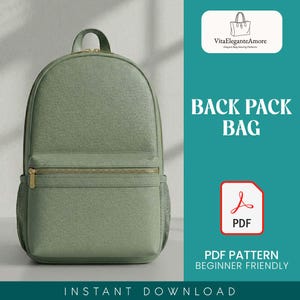 Puede incluir: Una mochila verde salvia con un bolsillo frontal con cremallera y herrajes dorados. La bolsa tiene una parte superior redondeada y bolsillos laterales de malla. El texto en la imagen dice "BACK PACK BAG" y "PDF PATTERN BEGINNER FRIENDLY".