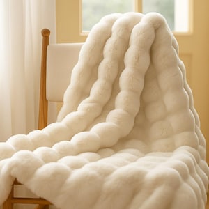 Manta acogedora de piel sintética de conejo: suave y afelpada.