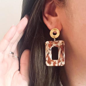 Rechteckige Ohrringe im 70er-Jahre-Marmor-Stil in Khaki/Terracotta/Lila/Bronze – eine schicke Schmuckgeschenkidee für Damen