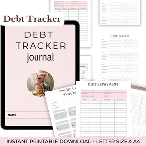 Puede incluir: Colecci&oacute;n de p&aacute;ginas imprimibles de seguimiento de deudas y diarios de planificaci&oacute;n financiera. La portada principal del diario es de color rosa claro con las palabras "Debt Tracker journal" y una ilustraci&oacute;n de cerdo. P&aacute;ginas adicionales incluyen formularios de pago de deudas y seguimiento de tarjetas de cr&eacute;dito.