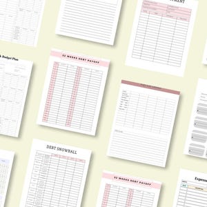 Puede incluir: Una colecci&oacute;n de hojas blancas imprimibles para la planificaci&oacute;n financiera con acentos rosas y grises. Las hojas incluyen t&iacute;tulos como "Paycheck Budget Plan", "52 Weeks Debt Payoff", "Debt Snowball" y "Expense Tracker". Las hojas est&aacute;n sobre un fondo amarillo claro.