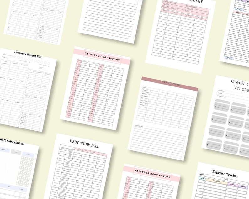 Puede incluir: Una colecci&oacute;n de hojas blancas imprimibles para la planificaci&oacute;n financiera con acentos rosas y grises. Las hojas incluyen t&iacute;tulos como "Paycheck Budget Plan", "52 Weeks Debt Payoff", "Debt Snowball" y "Expense Tracker". Las hojas est&aacute;n sobre un fondo amarillo claro.