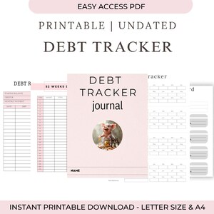 Puede incluir: Un diario de seguimiento de deudas imprimible y sin fecha, con una portada rosa y una ilustraci&oacute;n de cerdo. El diario incluye p&aacute;ginas para el seguimiento de la deuda, con secciones para el saldo inicial, el acreedor, el pago mensual y la fecha. El texto "DEBT TRACKER" es visible.