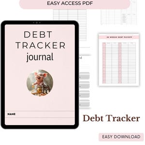 Puede incluir: Un diario digital de seguimiento de deudas que se muestra en una tableta, con un fondo rosa y el texto "DEBT TRACKER journal". Una ilustraci&oacute;n de cerdo est&aacute; en el centro. Tambi&eacute;n se ven p&aacute;ginas adicionales con gr&aacute;ficos de pago de deudas.