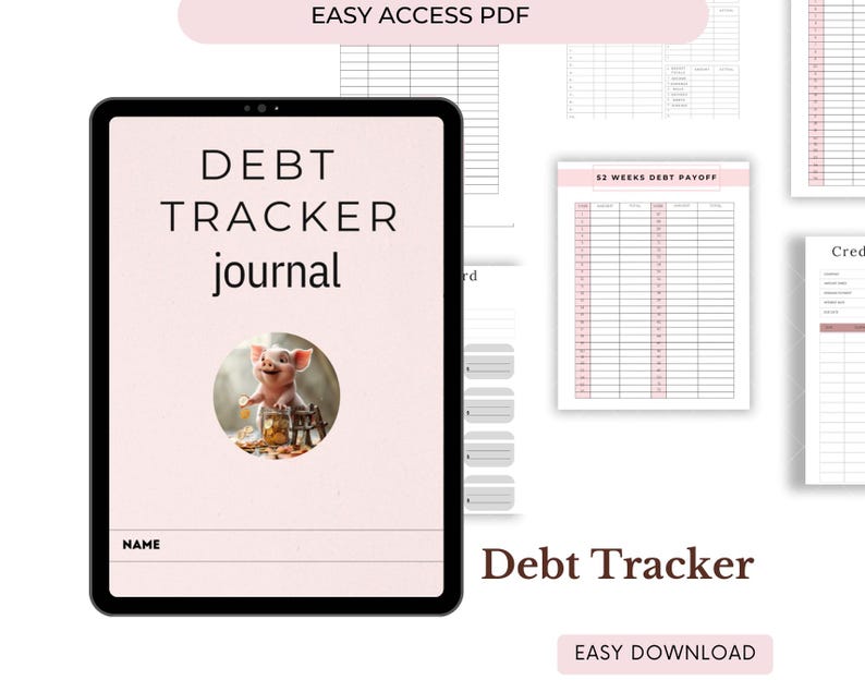 Puede incluir: Un diario digital de seguimiento de deudas que se muestra en una tableta, con un fondo rosa y el texto "DEBT TRACKER journal". Una ilustraci&oacute;n de cerdo est&aacute; en el centro. Tambi&eacute;n se ven p&aacute;ginas adicionales con gr&aacute;ficos de pago de deudas.