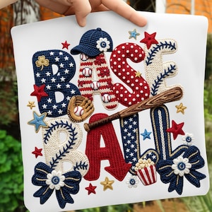 Könnte beinhalten: Ein weißes quadratisches Kissen mit dem Wort "BASEBALL" in Rot, Weiß und Blau gestickt. Das Design umfasst einen Baseballschläger, Basebälle, einen Baseballhandschuh, Sterne und eine Baseballkappe. Die Buchstaben sind mit verschiedenen Mustern verziert.