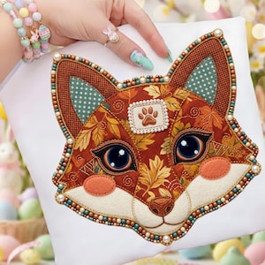 Może przedstawiać: Biały ceramiczny kubek z czarnym uchwytem i napisem "But First, Coffee" czarną, odręczną czcionką. Kubek stoi na białej powierzchni.