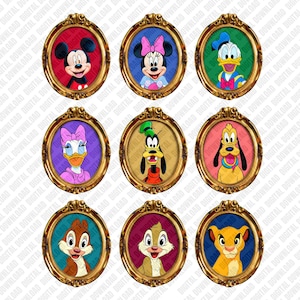 Puede incluir: Nueve retratos ovalados de personajes de Disney, incluyendo Mickey y Minnie Mouse, Pato Donald, Daisy, Goofy, Pluto, Chip y Chop, y Simba. Cada retrato está enmarcado en un marco dorado ornamentado con un fondo colorido.