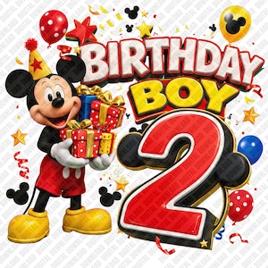 Puede incluir: Una ilustración gráfica que muestra a Mickey Mouse con un gorro de fiesta amarillo y sosteniendo tres cajas de regalo envueltas. El texto dice BIRTHDAY BOY en rojo y blanco, con un gran número 2 rojo y blanco, rodeado de globos y estrellas.