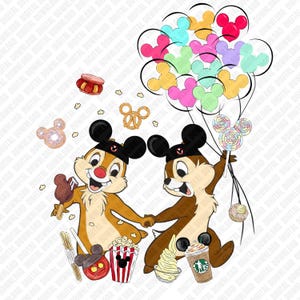 Könnte beinhalten: Digitale Illustration von Chip und Chap, die sich an den Händen halten, umgeben von Disney-Leckereien und bunten Mickey Mouse-Luftballons. Enthält Popcorn, Eis und Lutscher. Das Bild hat einen weißen Hintergrund mit dem Text "DIGITAL DOWNLOAD".