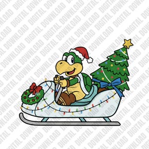 Puede incluir: Un personaje de dibujos animados de Koopa Troopa con un gorro de Papá Noel conduce un trineo decorado con luces navideñas, una corona y un árbol de Navidad. El trineo es azul claro y tiene un patín plateado.