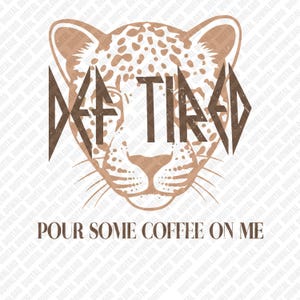 Può includere: Una grafica marrone e beige raffigurante la faccia di un leopardo con la parola "TIRED" in testo stilizzato sugli occhi. Sotto, il testo recita "POUR SOME COFFEE ON ME".