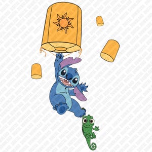 以下が含まれることがあります： リロ＆スティッチのスティッチが、太陽のデザインが施された黄色のランタンを持っているデジタルイラスト。スティッチの周りには他のランタンがいくつか浮かんでおり、下にはカメレオンのパスカルがいます。画像には「デジタルダウンロード」の透かしが入っています。