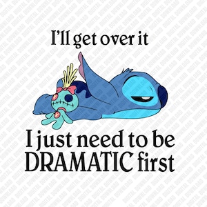 Könnte beinhalten: Ein blauer Cartoon-Charakter, Stitch, liegt mit einer Plüschpuppe. Das Bild enthält den Text "I'll get over it" und "I just need to be DRAMATIC first" in schwarzer Schrift. Das Design ist ein digitaler Download.