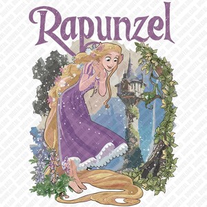 Könnte beinhalten: Illustration von Rapunzel aus dem Disney-Film Rapunzel – Neu verföhnt. Sie trägt ein lila Kleid mit weißer Bordüre und hat lange blonde Haare. Das Wort "Rapunzel" steht in lila Schrift über ihr. Der Hintergrund umfasst einen Turm, Bäume und Blumen.