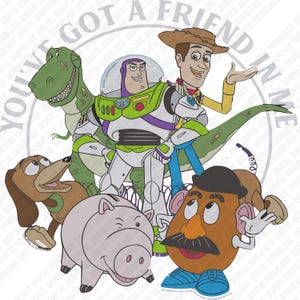 Può includere: Illustrazione digitale con i personaggi di Toy Story, tra cui Woody, Buzz Lightyear, Rex, Slinky Dog, Hamm e Mr. Potato. Il testo "YOU'VE GOT A FRIEND IN ME" è in un cerchio attorno ai personaggi.