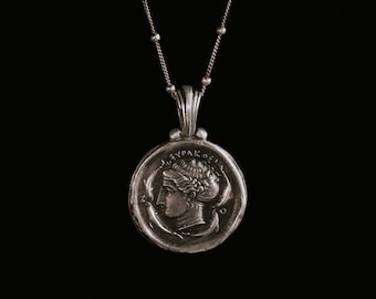 Réplica de moneda de ninfa - Colgante de Aretusa en plata de ley - Collar de inspiración griega antigua - Collar de ninfa - Joyería con monedas griegas - Estilo bohemio