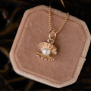 14K Gold Oyster and Pearl Pendant-Solid Gold Sea Shell Pearl Charm Necklace-14K Gold Layer Necklace-14K Gold Pearl Pendant