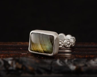 Flashy Labradorite Daisy Ring-Sterling Silver Yellow Brown Labradorite  Ring-Labradorite and daisy Band Ring-Unique Rings-Romantic Rings