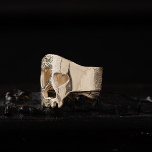 14K massief gouden schedelring-brede schedelbandring-rustieke gouden schedelring-gotische sieraden-unisex gouden schedelring-schedelhartenring-liefdesringen afbeelding 2