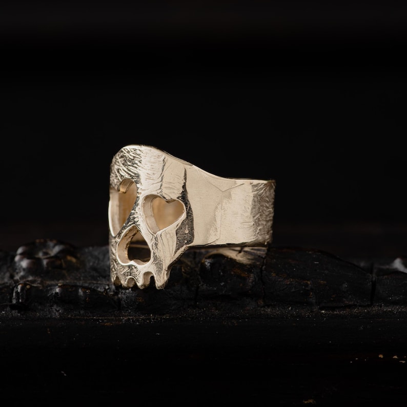 14K massief gouden schedelring-brede schedelbandring-rustieke gouden schedelring-gotische sieraden-unisex gouden schedelring-schedelhartenring-liefdesringen afbeelding 2