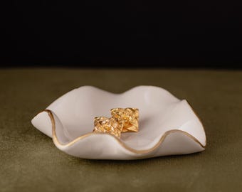 Free form Shell Ring Dish-Handcrafted Jewelry Dish-Elegant Trinket Dish-Clay Ring Dish-Greek Chic Ring Dish-White Free Form Flower Ring Dish
