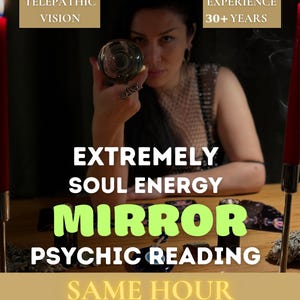 Può includere: Un'immagine di una donna che tiene una sfera di cristallo. Il testo sull'immagine recita "Visione Telepatica", "Esperienza 30+ anni" e "Lettura Psichica a Specchio di Energia dell'Anima Estremamente Stessa Ora". Candele rosse sono visibili.
